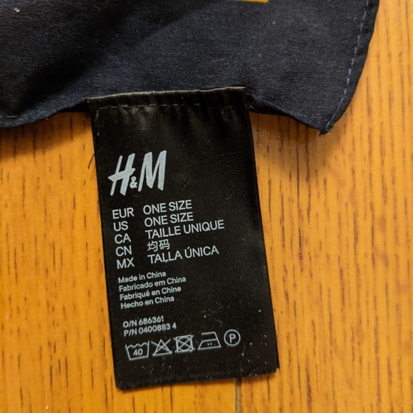 H&M Scarf - Picture 2 of 2
